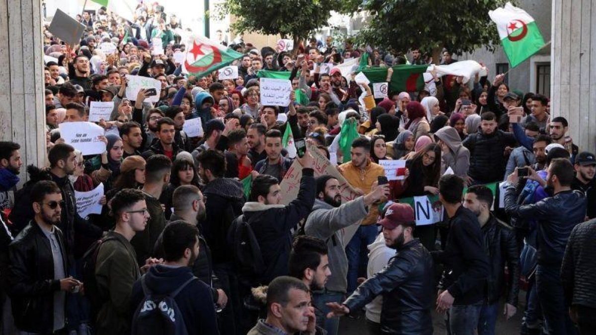 Protesta estudiantil contra Buteflika en Argel.-MOHAMED MESSARA (EFE)
