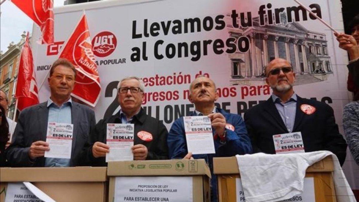 Toxo y Álvarez en las puertas del Congreso.-JUAN MANUEL PRATS