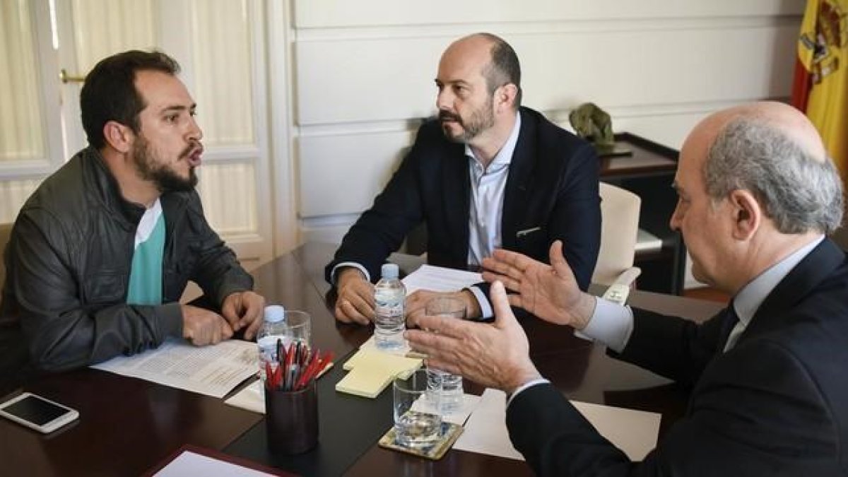 El Langui, con el consejero de Transportes de Madrid, Pedro Rollán, y el viceconsejero Jesús Valverde, en la reunión que han mantenido para crear una regulacion que garantice el derecho al acceso de sillas de ruedas motorizadas a los autobuses.-EFE / FERNANDO VILLAR