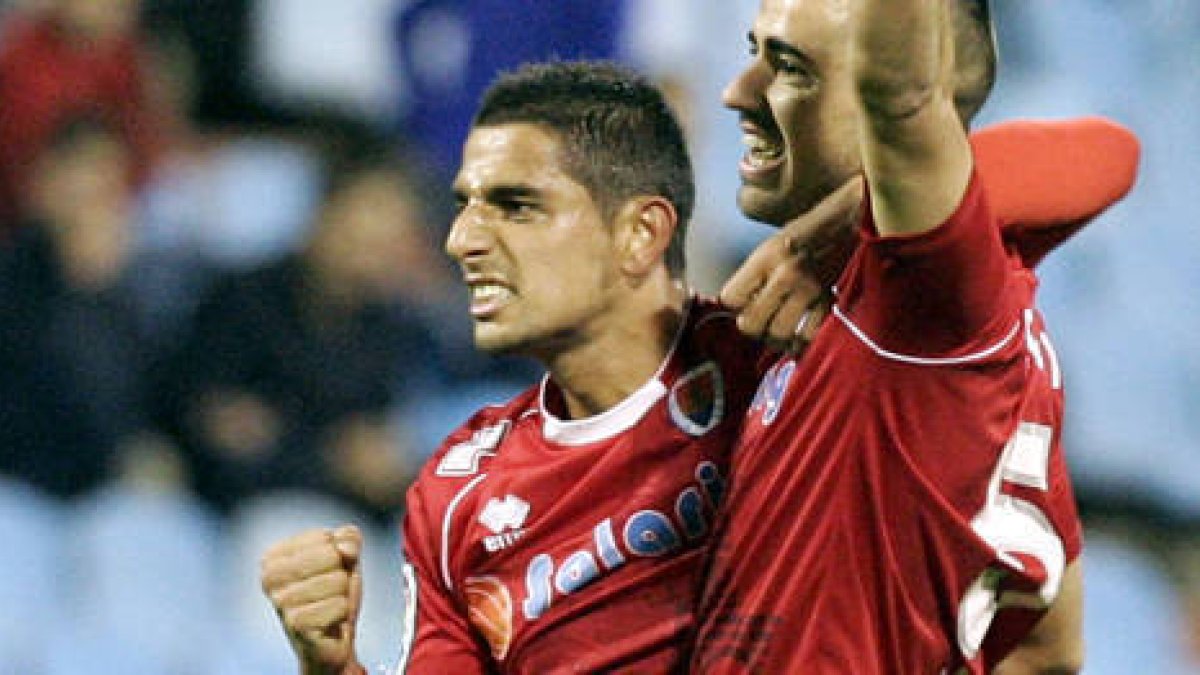 Gaffoor y Regalón celebran el 1-2 que daba la victoria al Numancia en Zaragoza. / Área 11-