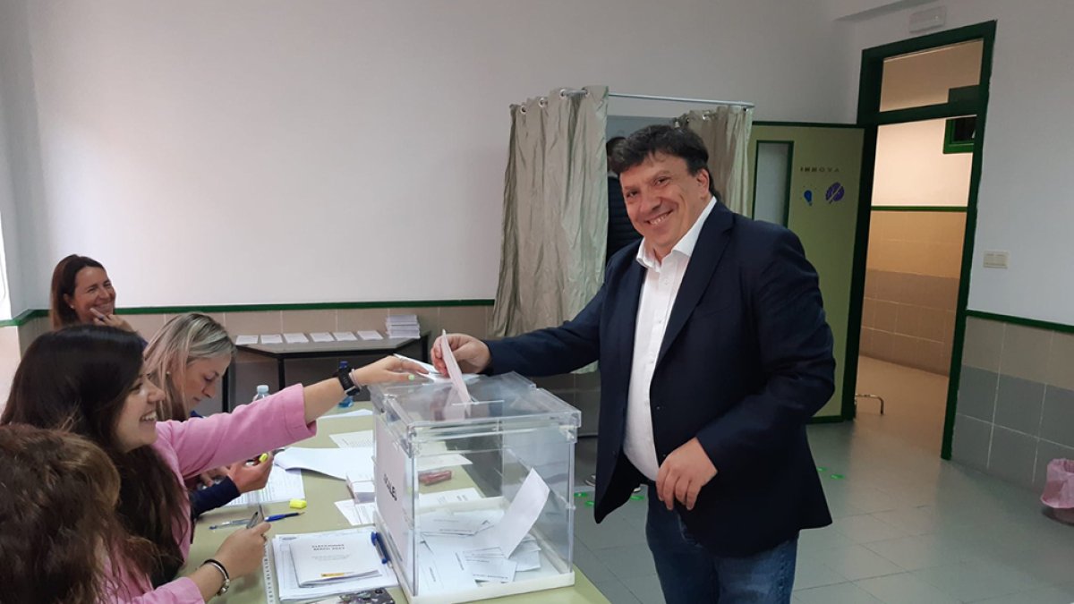 El candidato del PSOE y actual alcalde de Almazán, Jesús Cedazo, revalida su cargo tras las elecciones de ayer. HDS