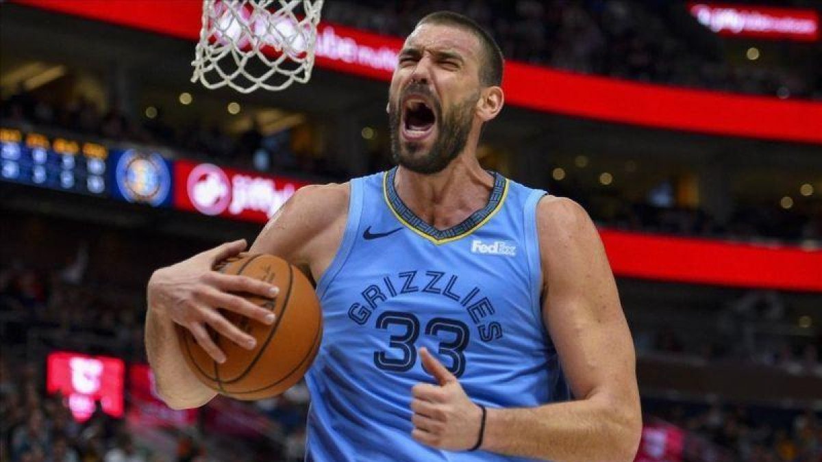 Marc Gasol celebra una de sus acciones en el partido en Utah.-ALEX GOODLETT (AP)