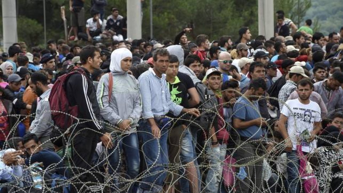 Espera en la zona fronteriza entre Macedonia y Grecia.-Foto: GEORGI LICOVSKI / EFE