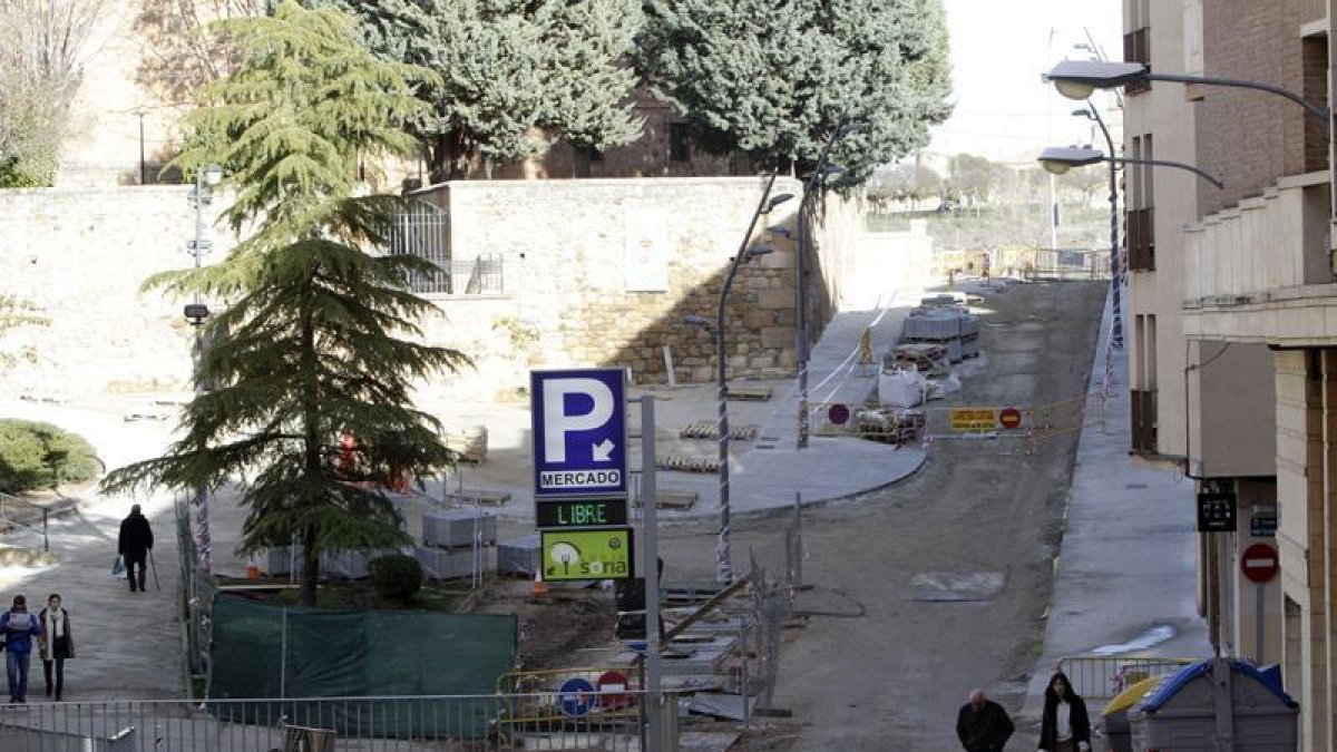 La pavimentación de Calixto Pereda propició el cambio de redes en la calle.-Luis Ángel Tejedor