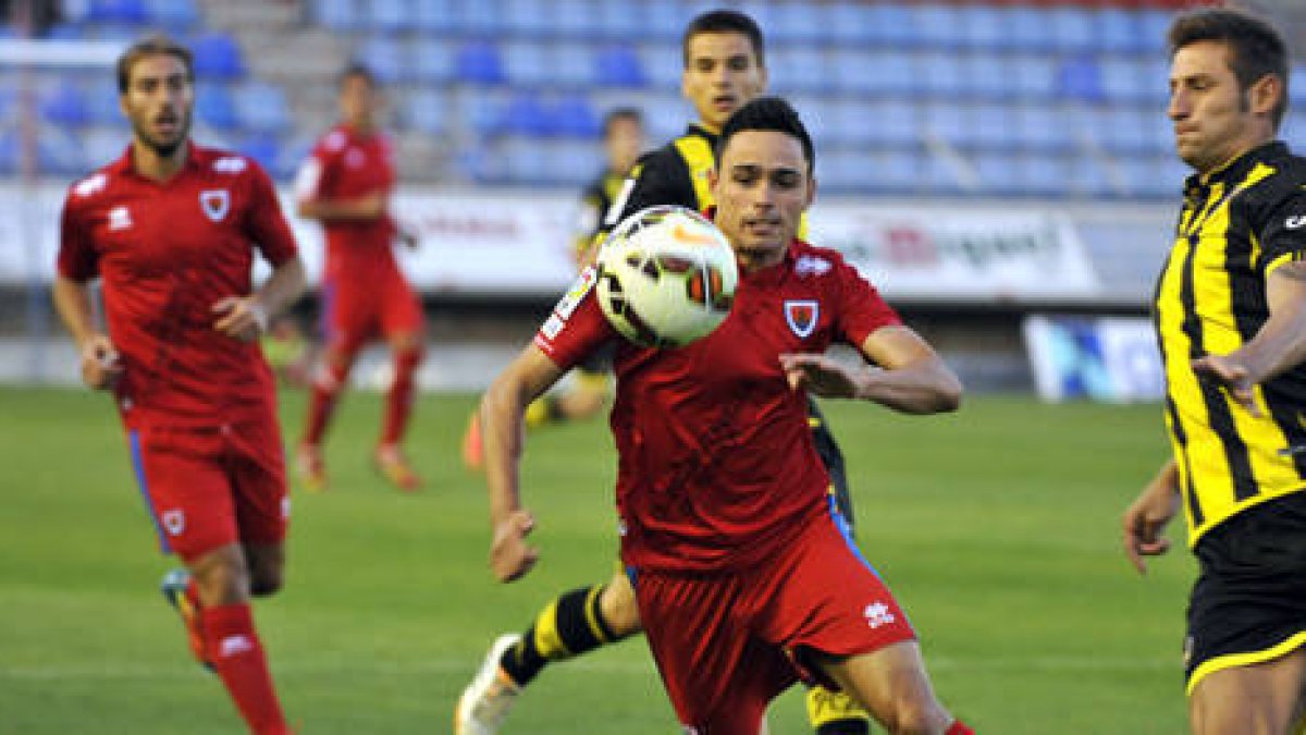Ito, uno de los dos asturianos que juegan en el Numancia, durante un partido. / ÁLVARO MARTÍNEZ-