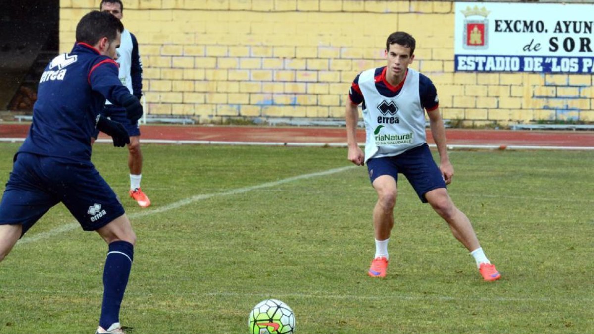 Íñigo Pérez en un lance del entrenamiento de ayer en el anexo de Los Pajaritos.-Álvaro Martínez