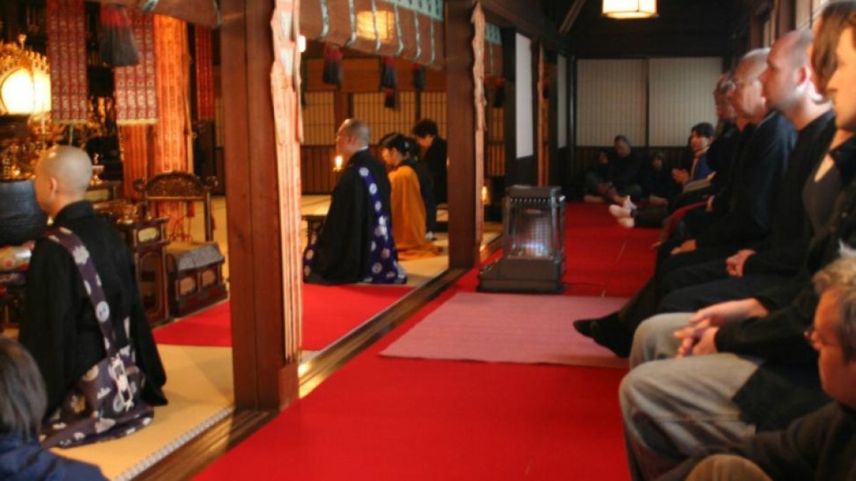 Ceremonia matinal en un santuario del monte Koya en presencia de turistas.-JORDI JUSTE (ARCHIVO)