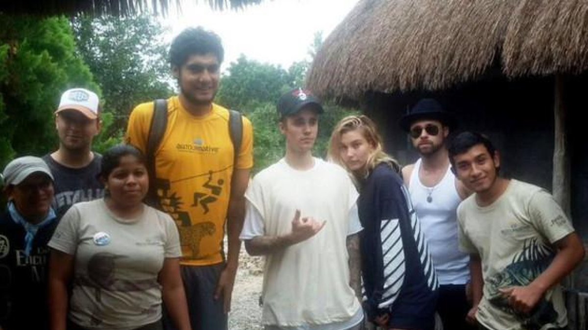 Justin Bieber y sus acompañantes en México.-EFE