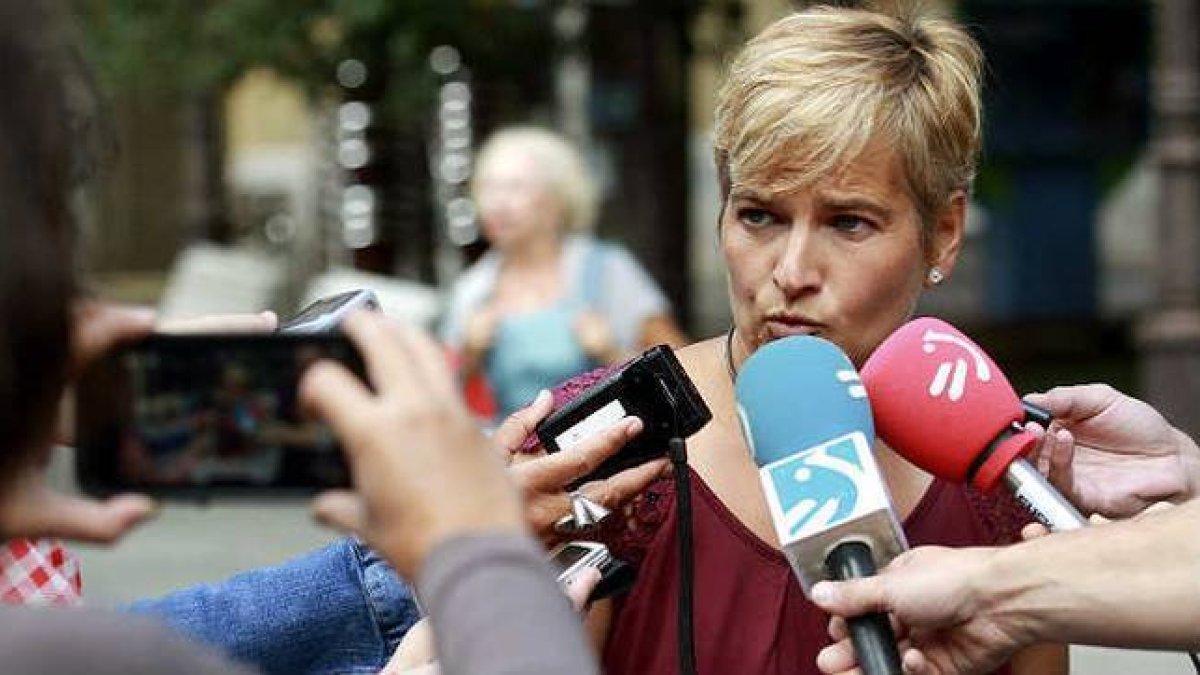 La parlamentaria de EH Bildu, Rebeka Ubera, en declaraciones a los medios de comunicación este domingo.-Foto: EFE / JUAN HERRERO