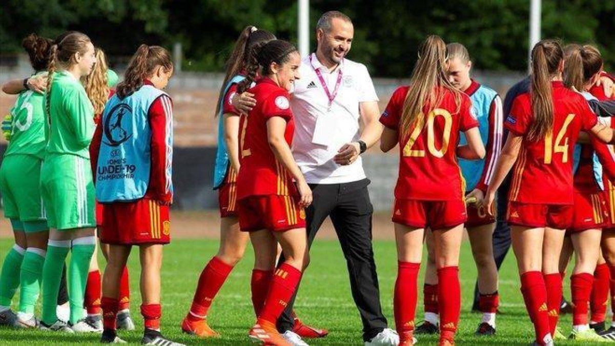 El seleccionador español de la sub-19 femenina Pedro López felicita a sus jugadoras tras la victoria frente a Bélgica.-PAUL REID (EFE)