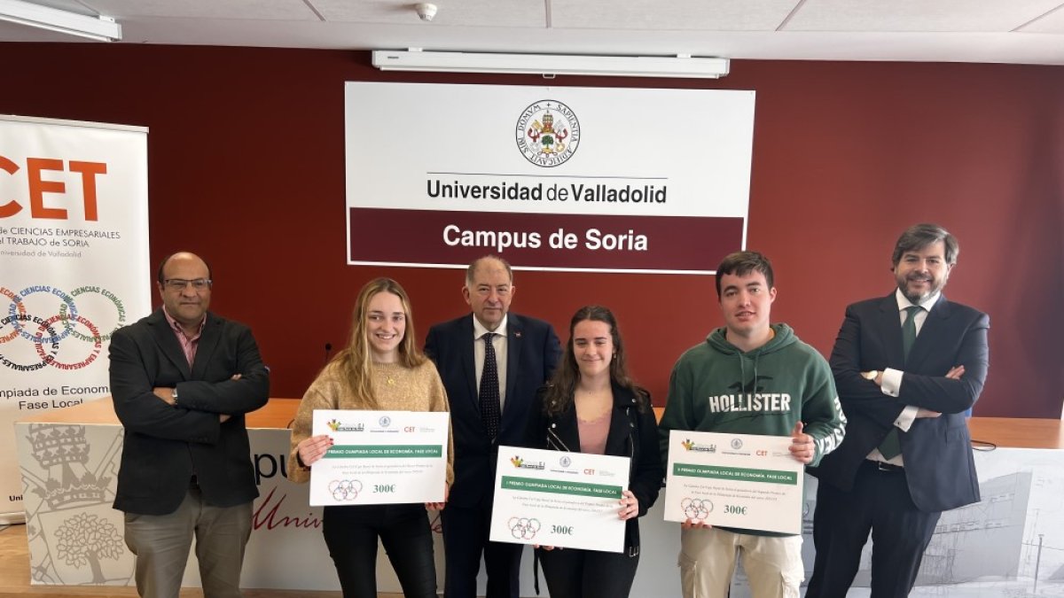 Los tres primeros clasificados en la Olimpiada de Economía de Soria sostienen sus diplomas. HDS