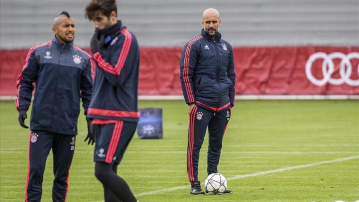 Guardiola, Con Javi Martínez y Vidal, en el entrenamiento del Bayern.-EFE / MARC MUELLER
