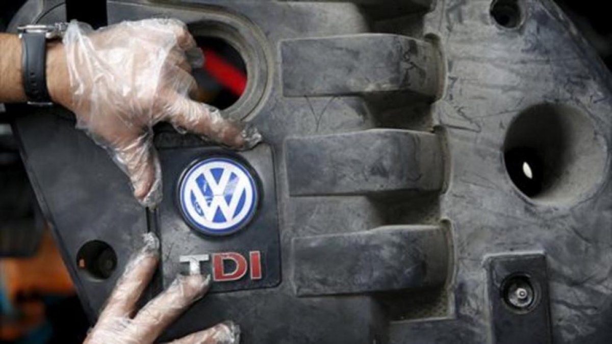 Un operario coloca la tapa de un motor diésel VW .-ARCHIVO / REUTERS