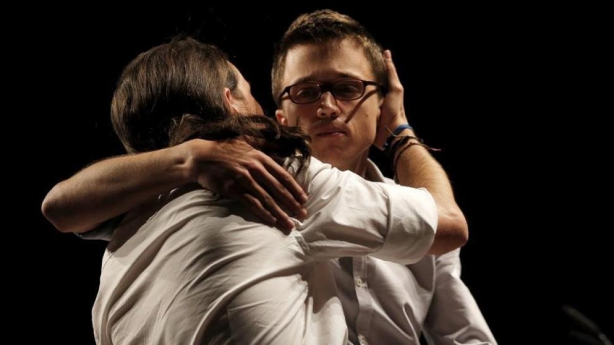 Iglesias abraza a Errejón tras el mal resultado en la noche electoral del 26-J.-JOSE LUIS ROCA