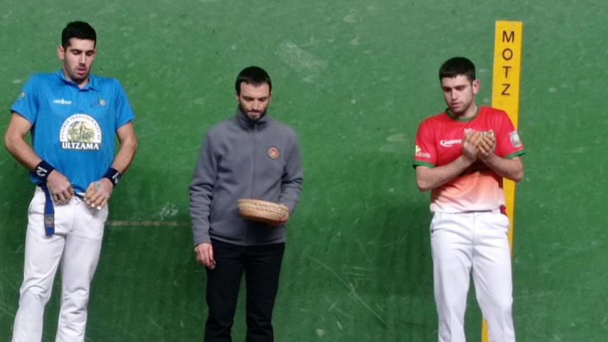 Partido del mano parejas de los pinariegos ante los navarros. HDS