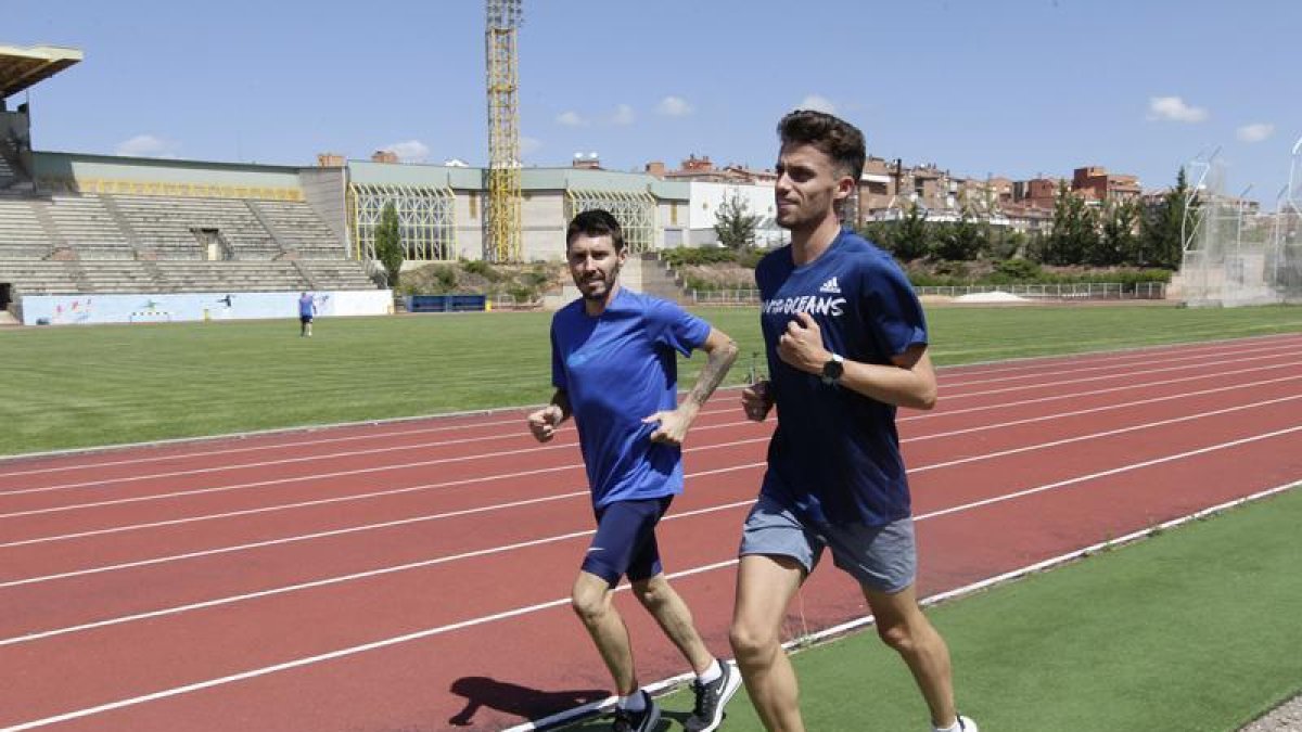 Chiqui Pérez y Carlos Mayo son dos de los atletas que han apostado por Soria para entrenar este verano.-Luis Ángel Tejedor
