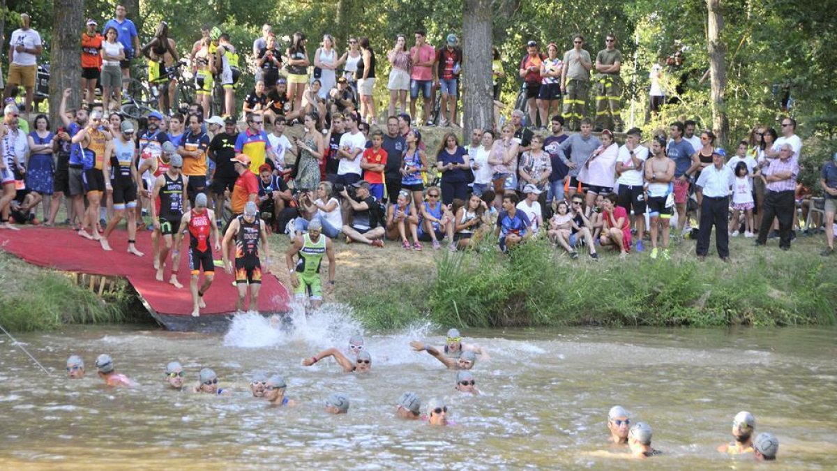 Almazán se convirtió ayer en la capital del triatlón con el Nacional en la modalidad cross.-VALENTÍN GUISANDE