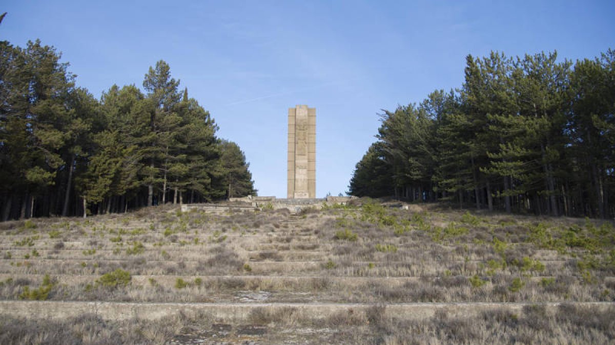 Monumento al general Mola en la localidad burgalesa Alcocero de Mola, donde tuvo lugar el accidente aéreo en el que perdió la vida-