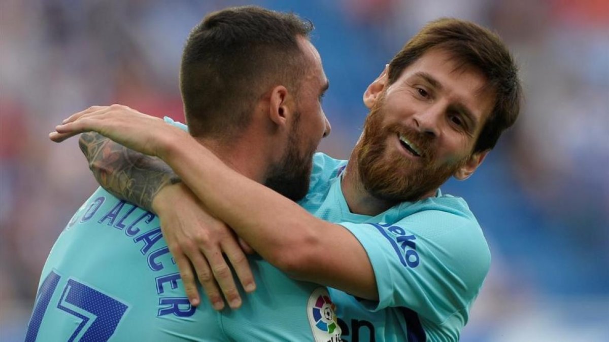 Messi celebra con Alcácer el segundo gol del Barça ante el Alavés-VINCENT WEST