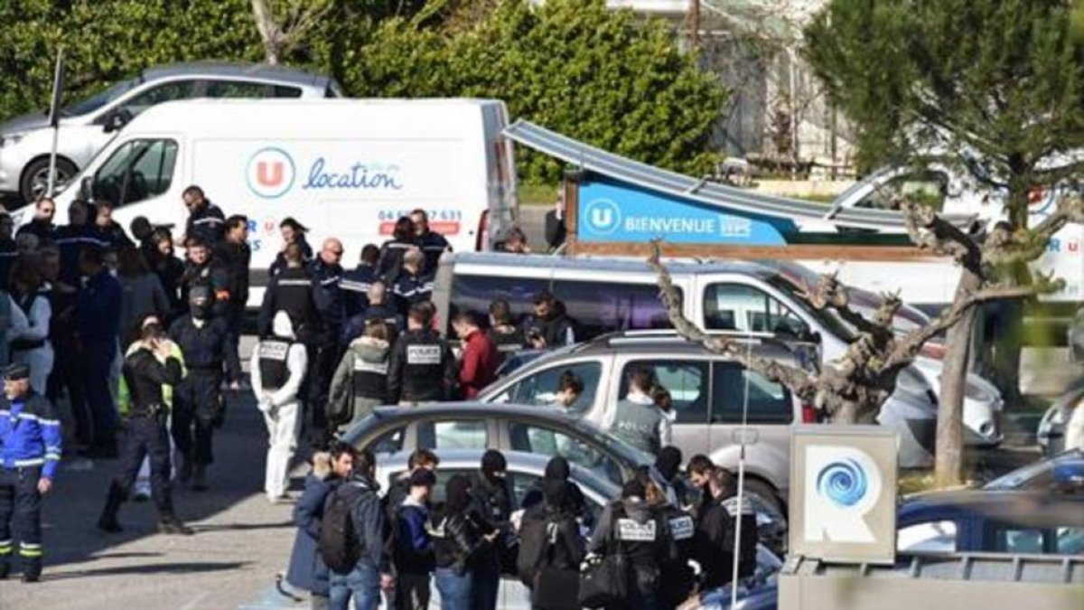 Policías y gendarmes a las afueras del supermercado de Trèbes-/ AFP PHOTO / PASCAL PAVANI