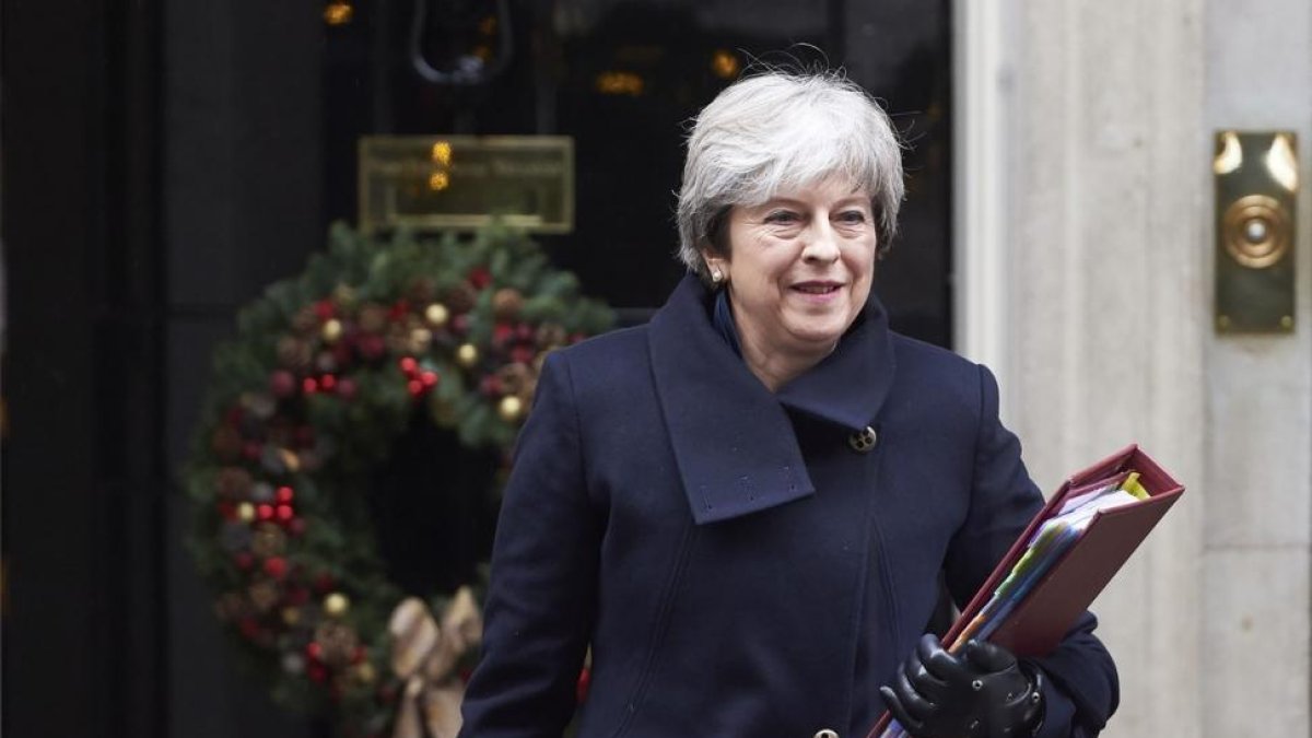 La primera ministra británica, Theresa May, abandonando la residencia gubernamental de Downting Street.-/ AFP / NIKLAS HALLEN (AFP)