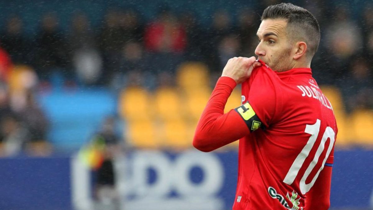 Julio Álvarez besa el escudo tras anotar uno de sus dos goles en Alcorcón.-ÁREA 11