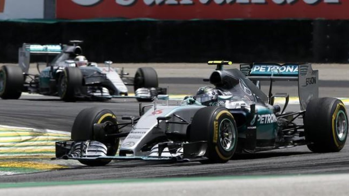 Nico Rosberg comanda la carrera de Interlagos por delante de Lewis Hamilton.-AP / ANDRE PENNER