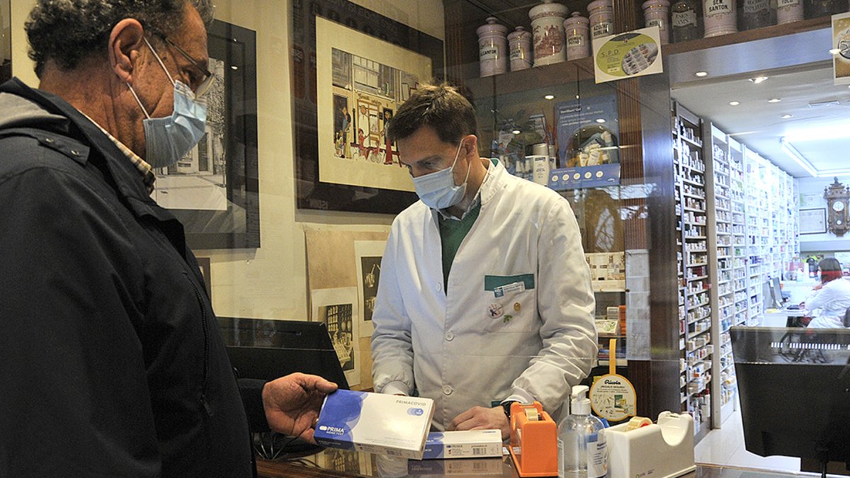 Venta de test de antígenos en farmacia. MARIO TEJEDOR