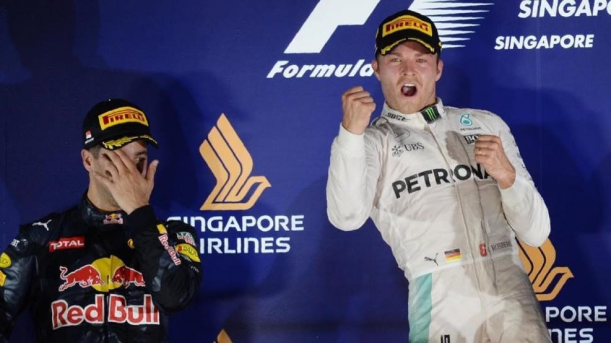 Rosberg celebra la victoria junto a Ricciardo, en Singapur.-AFP