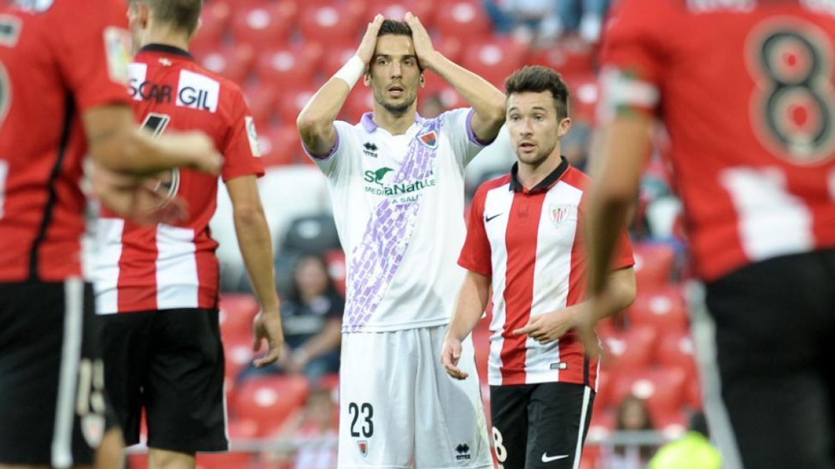 Óscar Díaz se lamenta tras ver como Jon Ander le paraba el penalti.-Área 11