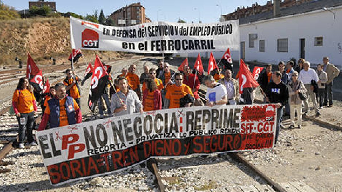 El sindicato CGT organizó ayer una jornada de protesta en defensa del tren, que partió de la estación hasta el centro de Soria. / VALENTÍN GUISANDE-