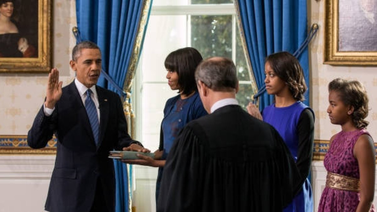 Obama jura el cargo. / White House Photo by Lawrence Jackson-