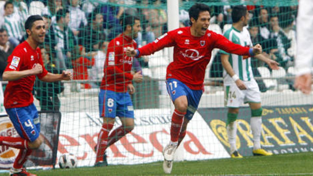 Del Pino celebra uno de los goles que marcó en Córdoba. / Área 11-