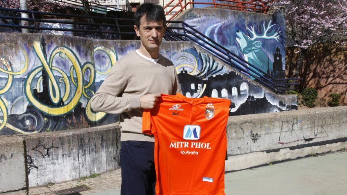 José Rojo Martín 'Pacheta' posa con la camiseta del Ratchaburi durante su visita a Soria con motivo del parón en la Liga Tailandesa.-MARÍA FERRER