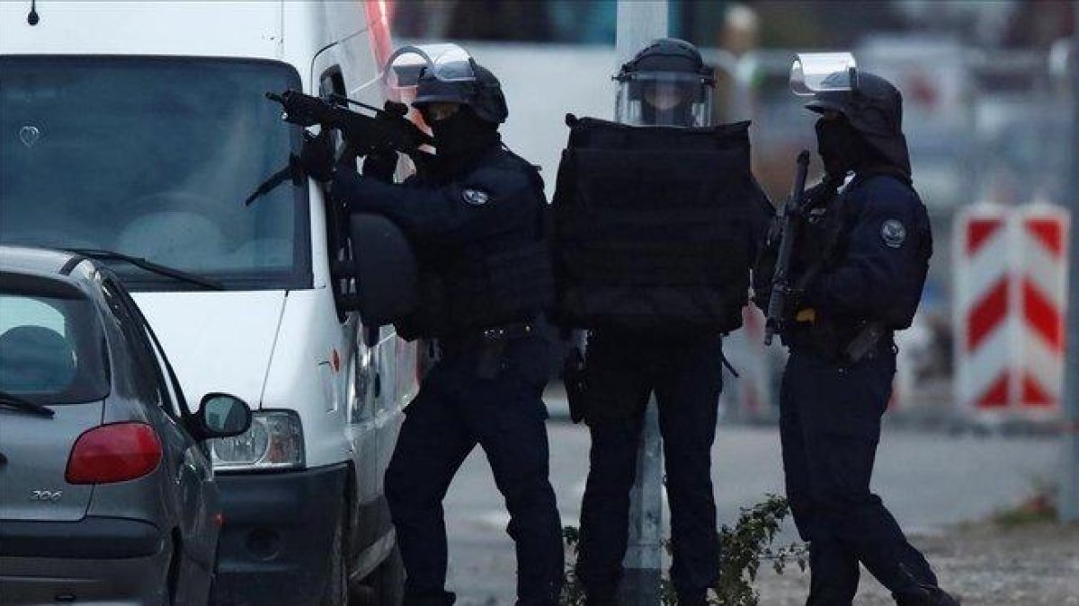 Fuerzas especiales de la policía francesa en Estrasburgo.-REUTERS / CHRISTIAN HARTMANN