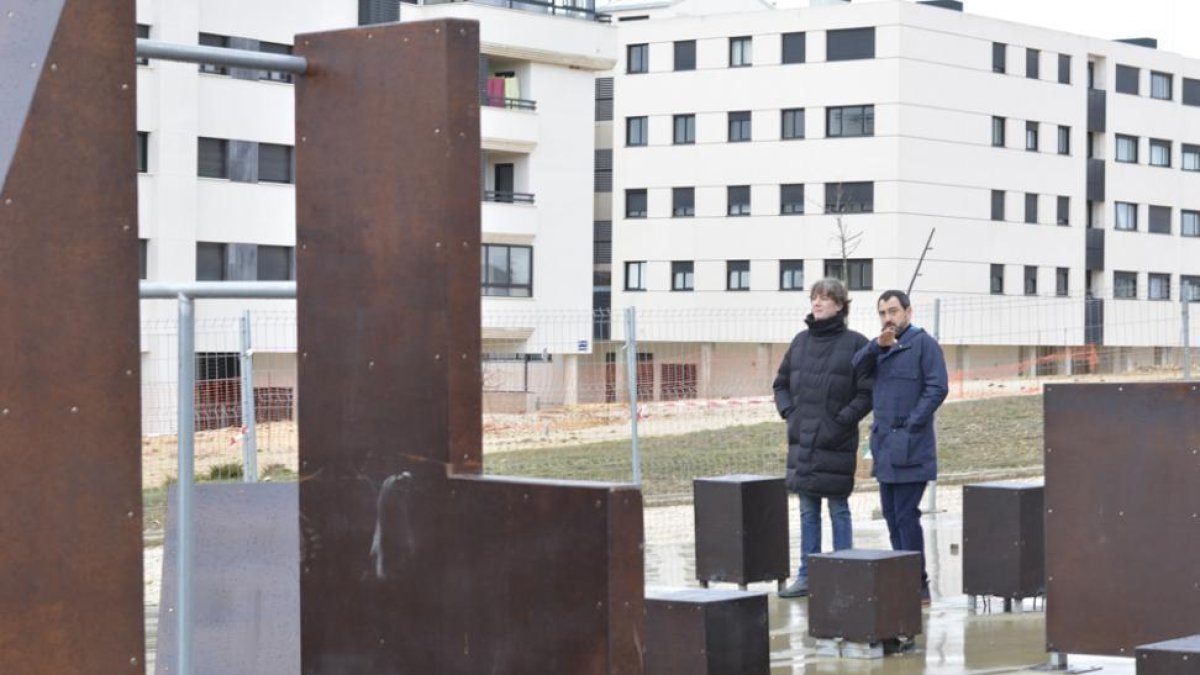 El alcalde, Carlos Martínez, y el concejal de Urbanismo, Javier Muñoz, visitan la nueva zona de workour.-Marcos de Miguel