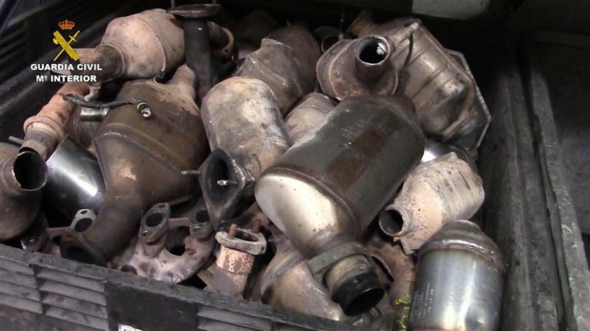 Catalizadores recuperados por la Guardia Civil en otra provincia tras ser sustraídos.-HDS