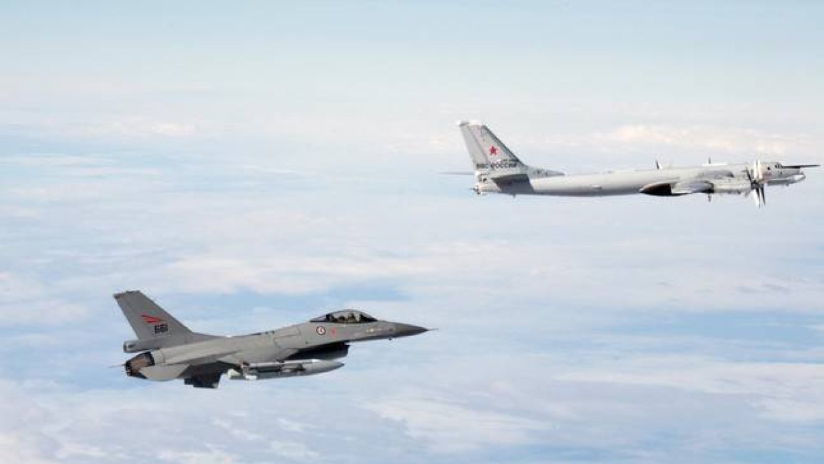 Un avión de la fuerza aérea noruega (izquierda) vuela junto a un avión ruso, en una imagen facilitada por el Ejército de Noruega.-REUTERS