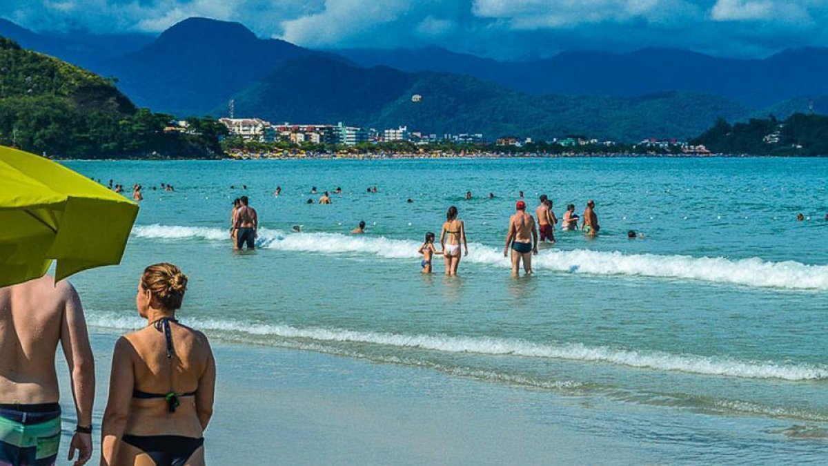 Playa brasileña de Ubatuba, donde los bañistas han conseguido hallar a los padres de un niño perdido.-EL PERIÓDICO