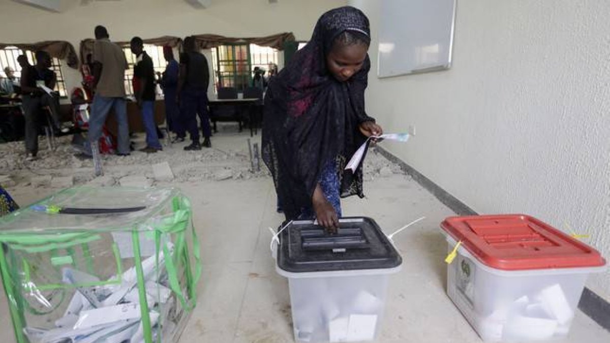 Una mujer desplazada por culpa de Boko Haram vota en la ciudad de Yola.-Foto: AP / SUNDAY ALAMBA