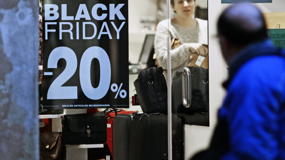 Establecimiento con un cartel de Black Friday.-MARIO TEJEDOR