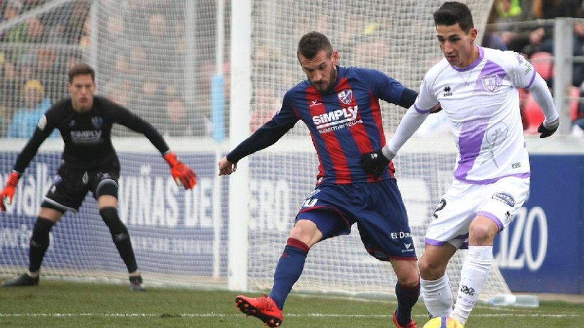Pere Milla en una jugada del partido ante el Huesca en el que el Numancia se volvía de vacío desde El Alcoraz.-Área 11