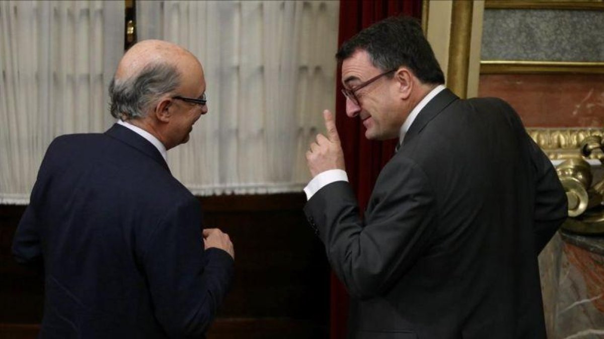El ministro de Hacienda, Cristóbal Montoro, con el portavoz y negociador prespuestario del PNV, Aitor Esteban, en el Congreso de los Diputados, este mes de julio.-JUAN MANUEL PRATS