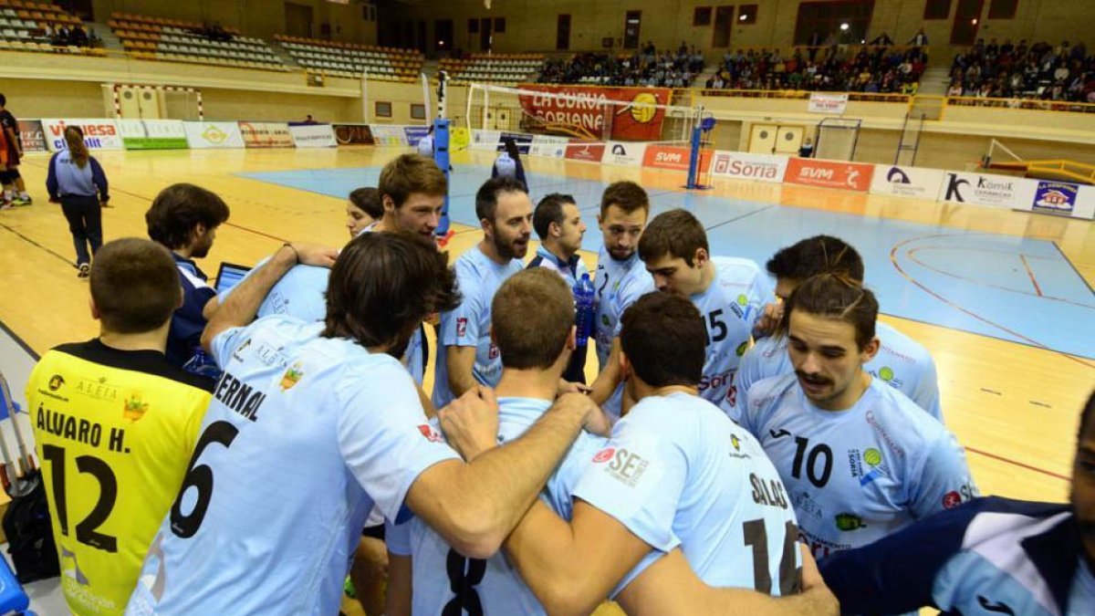 Los jugadores del C.V. Río Duero durante un tiempo muerto en un partido.-ÁLVARO MARTINEZ