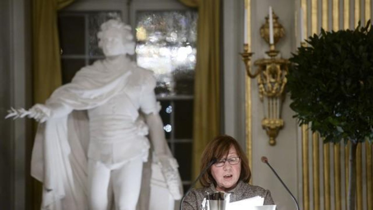 Svetlana Aleksiévich, en su conferencia como Nobel de Literatura en Estocolmo.-FREDRIK SANDBERG / AFP
