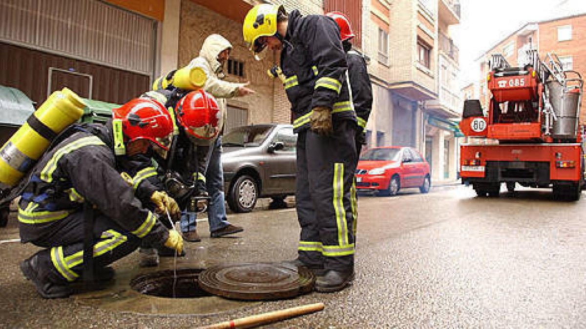 Los bomberos de Soria durante una actuación en la capital. / VALENTÍN GUISANDE-