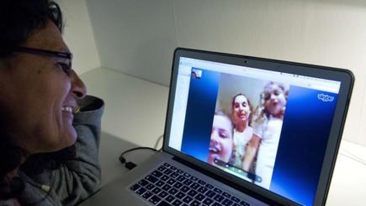 Una mujer habla con su familia a través de Skype.-AFP / JONATHAN NACKSTRAND