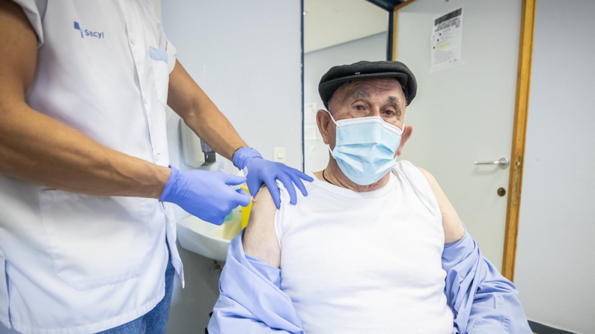 Comienza la vacunación conjunta de covid y gripe para los mayores de 60 años. GONZALO MONTESEGURO