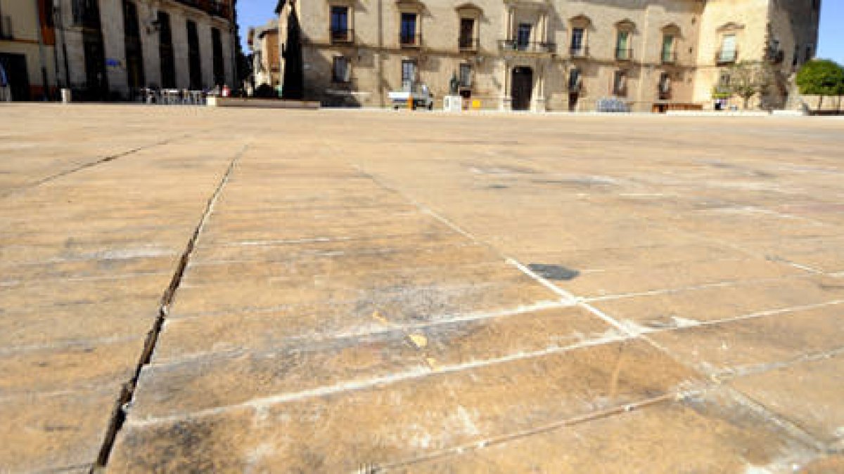 Imagen del pavimento de la plaza Mayor de Almazán tras la traca de la Bajada de Jesús. / VALENTÍN GUISANDE-