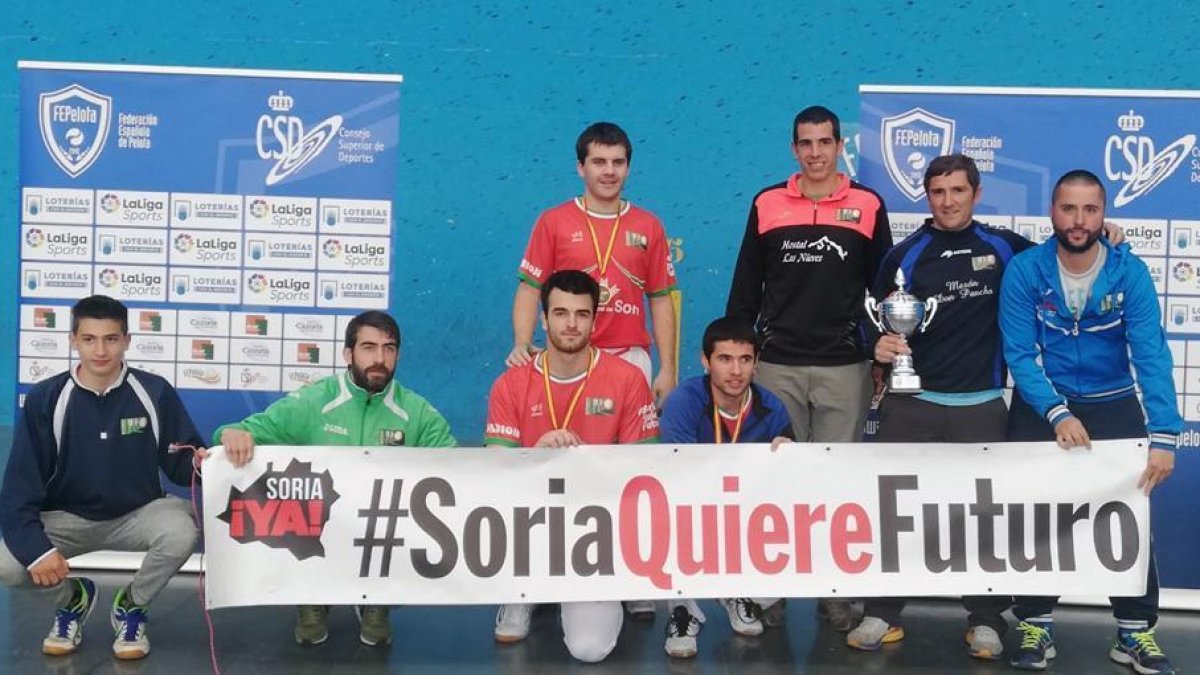 Los representantes del CP Urbión posan con la copa que les acredita como campeones de España de Primera.-CP Urbión